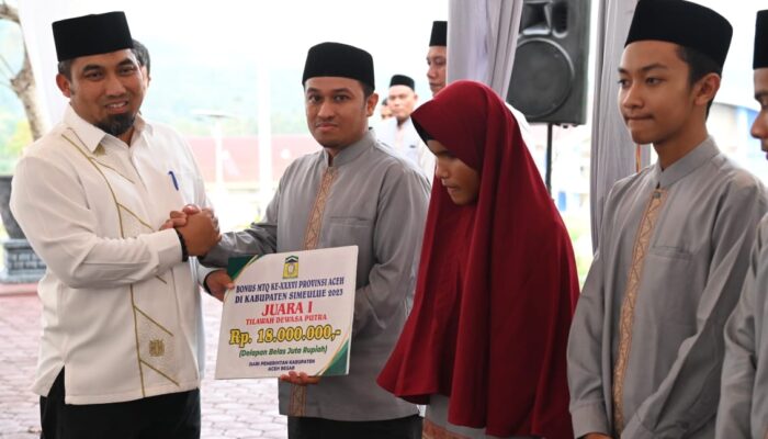 Pj Bupati Aceh Besar Serahkan Bonus Juara MTQ Dan FASI