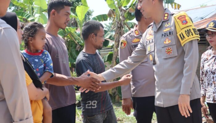 Kapolres Sergai Bantu Korban Angin Puting Beliung