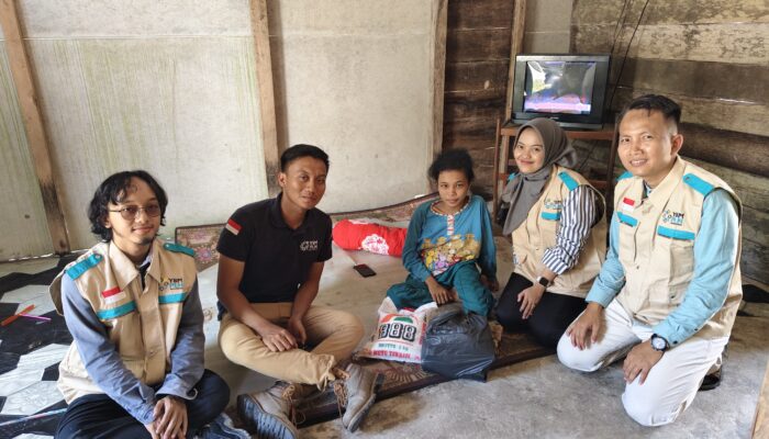PLN ULP Teluk Dalam Bagikan Paket Sembako Keluarga Tidak Mampu