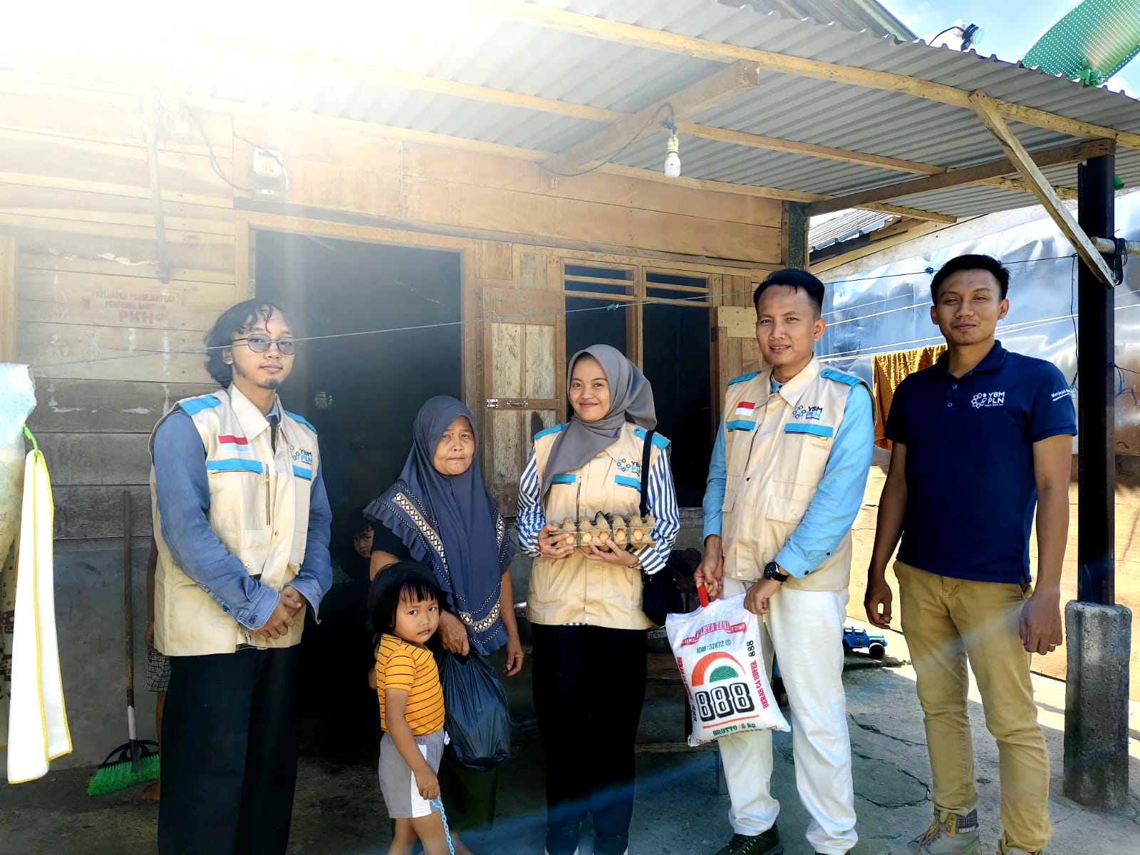 PLN ULP Teluk Dalam Bagikan Paket Sembako Keluarga Tidak Mampu