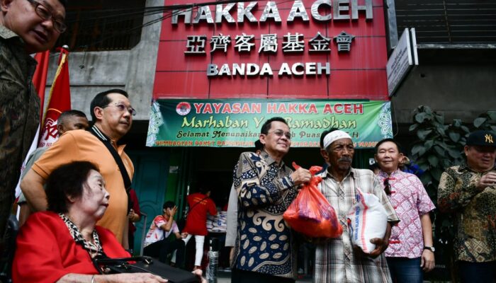 Amiruddin Bersama Yayasan Hakka Aceh Bagi Paket Ramadan