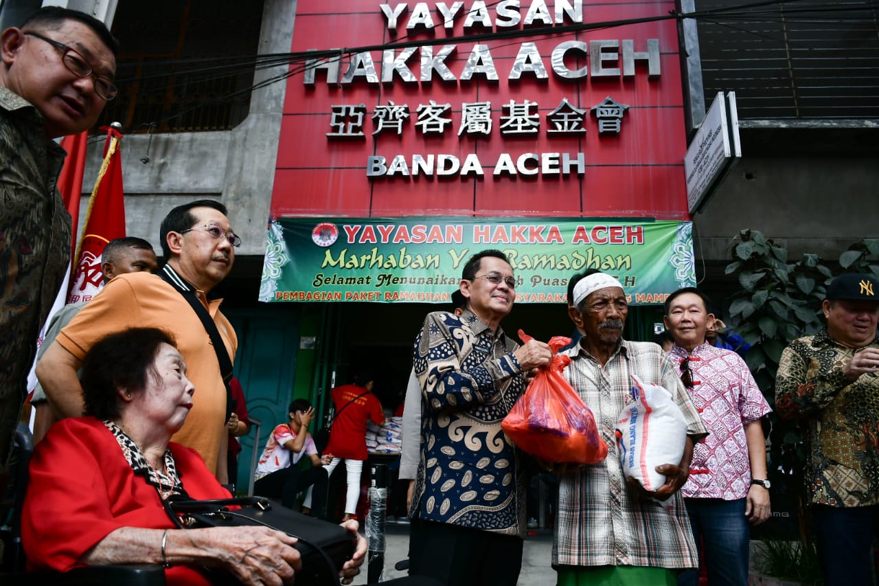 Amiruddin Bersama Yayasan Hakka Aceh Bagi Paket Ramadan