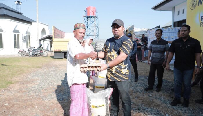 Warga Kuta Cot Glie Terima 430 Paket Ramadan Maybank Islamic
