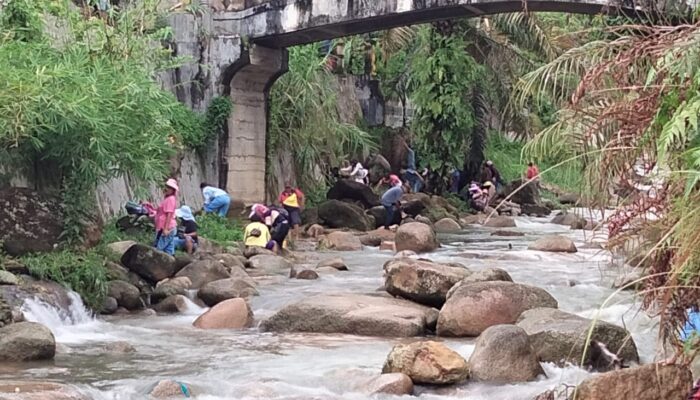 Cegah Banjir, Polres Sibolga Bersama Warga Bersihkan Sungai Aek Godang