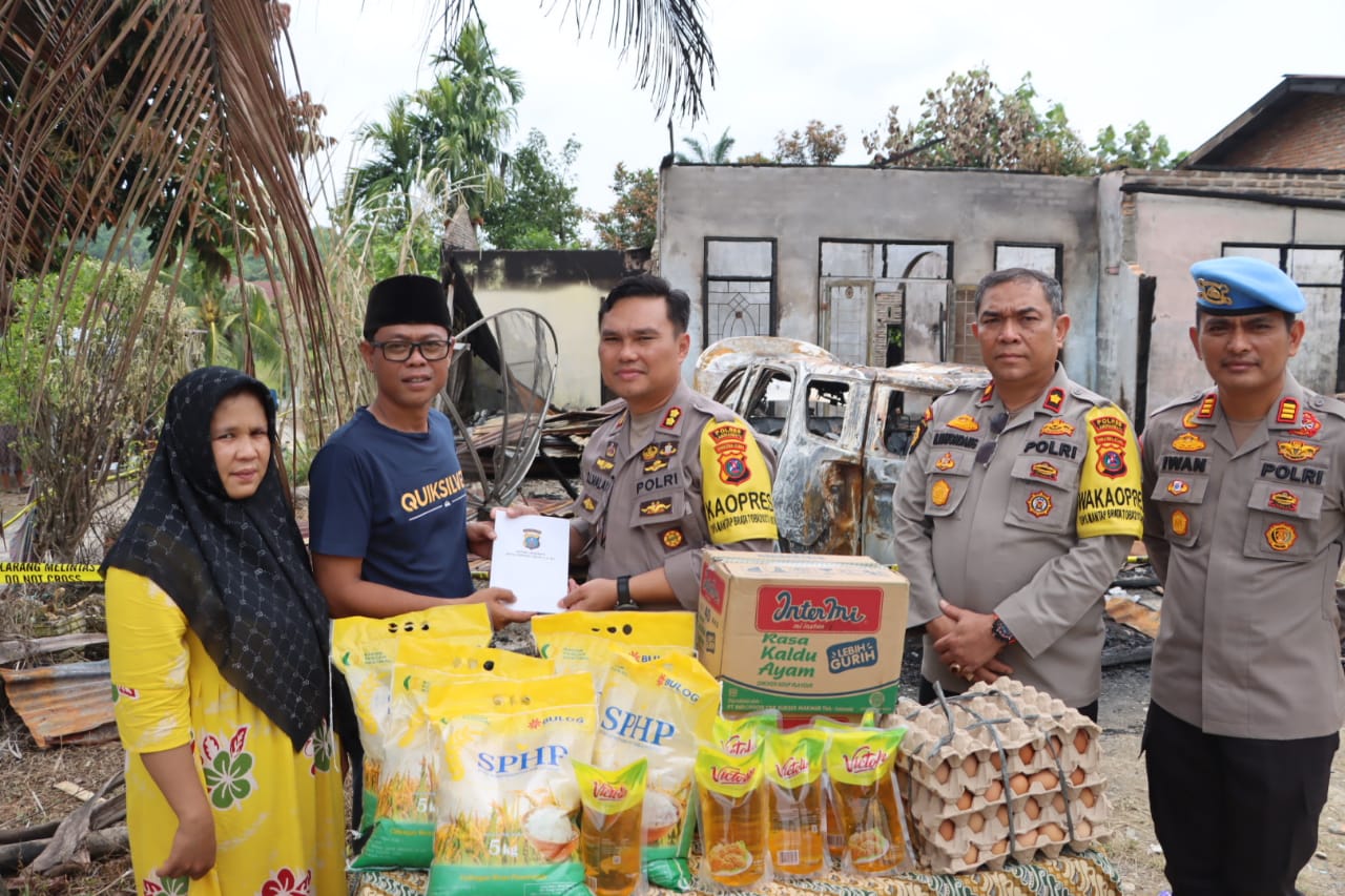 Kapolres Labuhanbatu Salurkan Bantuan Kepada Keluarga Korban Kebakaran