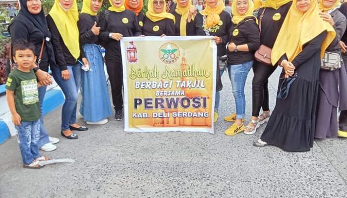 Perwosi Deliserdang Bagikan 500 Takjil Kepada Pengguna Jalan
