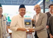 Pemimpin Wilayah PT Pegadaian Kanwil 1 Medan Beni Martina Maulan memberikan apresiasi kepada media yang diwakili Ketua PWI Sumut, Farianda Putra Sinik, pada kegiatan Gathering Media sekaligus buka puasa bersama, di Nuansa Kupie, Jalan Tengku Amir Hamzah, Medan, Senin (25/3).