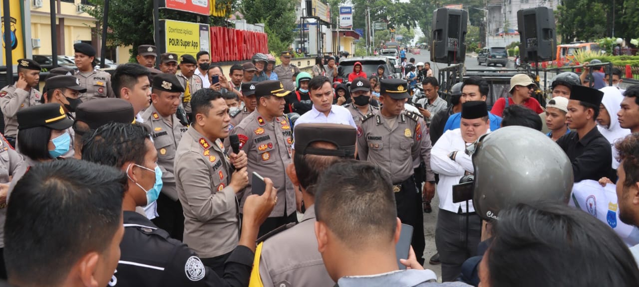 Mahasiswa Dan Pemuda P. Siantar Tuntut DPR RI Gunakan Hak Angket