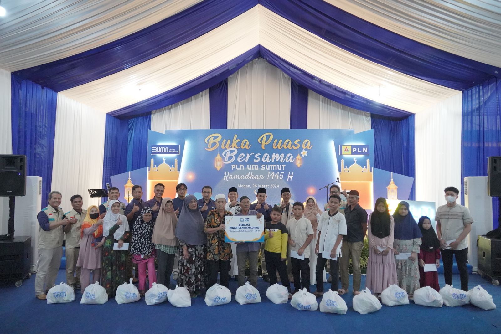 Management PLN UID Sumatera Utara dan YBM PLN foto bersama anak yatim dan kaum dhufa, usai penyerahan bingkisan, Selasa (26/3).