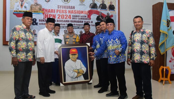 Penuh Haru, Bupati Deliserdang Terima Lukisan Dirinya Bertopi PWI