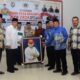 Penuh Haru, Bupati Deliserdang Terima Lukisan Dirinya Bertopi PWI