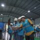 General Manager PLN UID Sumatera Utara Saleh Siswanto (tengah) menjelaskan jumlah material distribusi selama siaga lebaran tahun 2024 dengan jumlah yang cukup kepada EVP Operasi Distribusi Sumatera Kalimantan Agung Nugraha (kiri) didampingi petugas gudang (kanan), Rabu (27/3).
