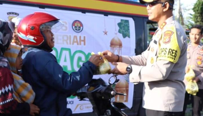 Kapolres Bener Meriah Bagikan Takjil Gratis