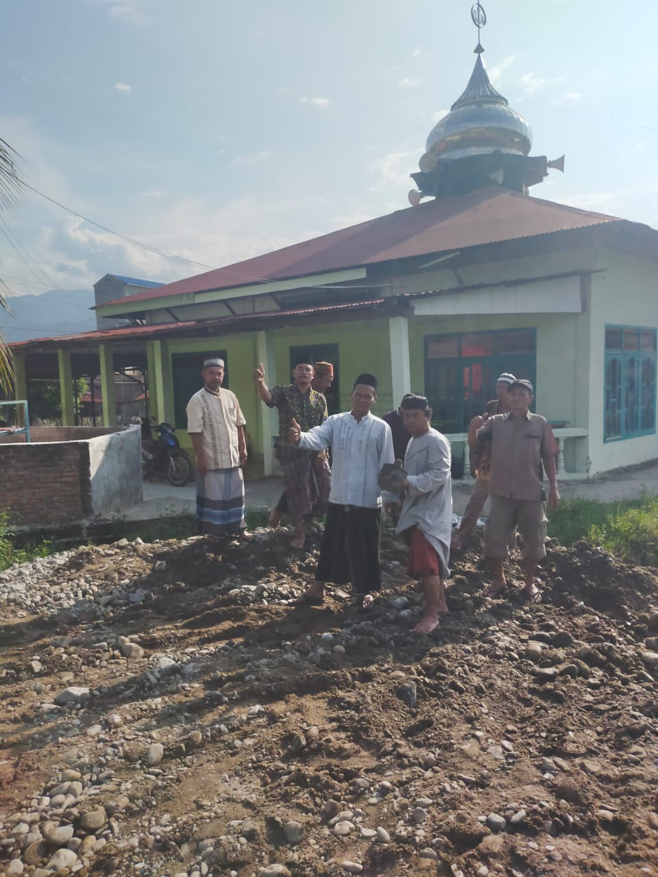 Cegah Banjir, Pekarangan Masjid Di Lawe Rutung Ditimbun