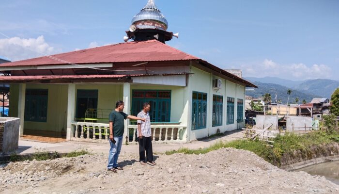 Cegah Banjir, Pekarangan Masjid Di Lawe Rutung Ditimbun