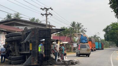 Truk Tronton Bermuatan Beras Bulog Terbalik Di Aceh Timur