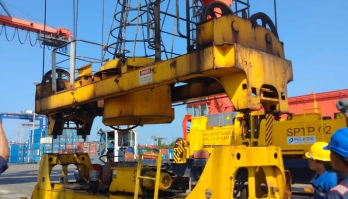 PT PMP Kolaborasi PT BIMA Lakukan Pemasangan Spreader Pada Container Crane