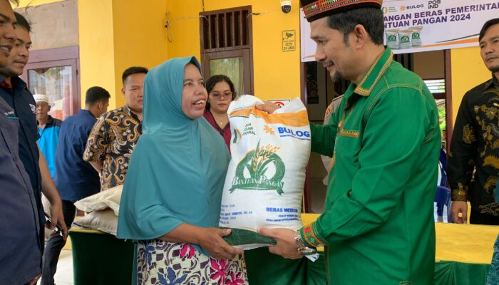 Pj Bupati Agara Serahkan Bantuan Beras