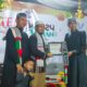 SYEIKH Yahya Syaklifa, tamu dari Palestina (dua kanan) menerima donasi yang diberikan pihak sekolah Az-Zakiyah Islamic Leadership (SAIL) sebesar Rp20,037.500, untuk nantinya langsung disalurkan kepada saudara-saudari di Palestina. Waspada/ist