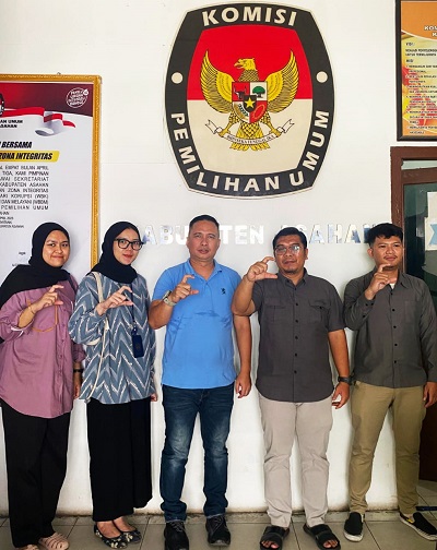 SEKRETARIS KPU Asahan yang juga PPID Ery Darmawan menerima Komisioner Komisi Informasi Sumut Bidang Penyelesaian Sengketa Informasi (PSI) Kamis (7/3/2024). Waspada/ist