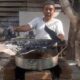 PERAJIN Kue Tepur Banda bakar sedang melakukan proses membuat kue khas Melayu ini dengan menggunakan alat tradisional di Jl. KL Yos Sudarso Km 19,5 Kelurahan Pekanlabuhan Kecamatan Medan Labuhan, Kamis (21/3). Waspada/Andi Aria Tirtayasa