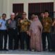 KETUA Umum Yayasan UISU Ir Indra Gunawan, MP beserta pengurus yayasan foto bersama pimpinan UISU P. Siantar Hj Dewi Kirana, SE, MM dan pengurus serta kepala STAI, SMK, SMA dan SMP UISU P. Siantar di Kampus STAI Jl. Asahan, P. Siantar, Kamis (28/3). Waspada/Ist