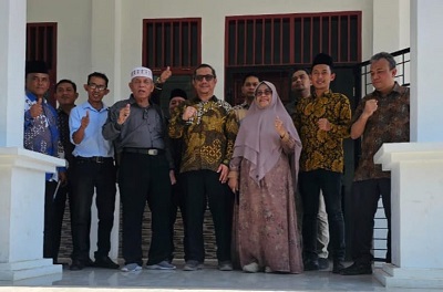 KETUA Umum Yayasan UISU Ir Indra Gunawan, MP beserta pengurus yayasan foto bersama pimpinan UISU P. Siantar Hj Dewi Kirana, SE, MM dan pengurus serta kepala STAI, SMK, SMA dan SMP UISU P. Siantar di Kampus STAI Jl. Asahan, P. Siantar, Kamis (28/3). Waspada/Ist