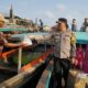 KAPOLRES Pelabuhan Belawan, AKBP Janton Silaban didampingi Ketua Bhayangkari Ny.Frisca Janton Silaban saat membagikan takjil berbuka puasa kepada nelayan di Kampung Nelayan Seberang, Kelurahan Belawan I, Kecamatan Medan Belawan Medan, Jumat (22/3). Waspada/Andi Aria Tirtayasa
