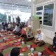 KAPOLSEK Delitua Kompol Dedy berbuka puasa bersama warga pada hari keempat bulan suci Ramadhan di Masjid Al Hamid Jl. Metrologi kel.Pangkalan Mansyur Kec.Medan Johor, Jum'at (15/3). Waspada/ist