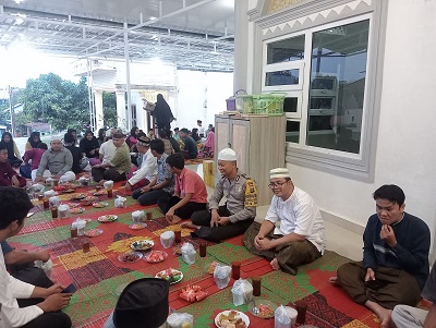 KAPOLSEK Delitua Kompol Dedy berbuka puasa bersama warga pada hari keempat bulan suci Ramadhan di Masjid Al Hamid Jl. Metrologi kel.Pangkalan Mansyur Kec.Medan Johor, Jum'at (15/3). Waspada/ist
