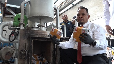 KASAT Res Narkoba Polrestabes Medan AKBP Jhon Rakutta Sitepu saat hendak memasukkan sabu-sabu ke dalam mesin pemusnahan di halaman upacara Mapolrestabes Medan, Senin (25/3). Waspada/Ist