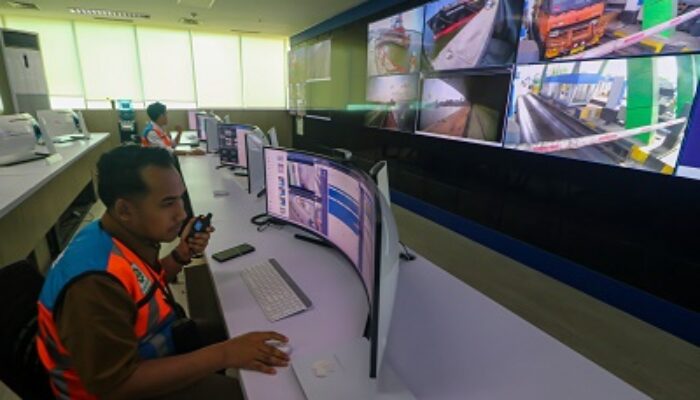 Pewarta Foto Indonesia Medan Berburu Foto Di Terminal SPMT Pelabuhan Indonesia Cabang Medan Belawan