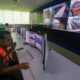 PETUGAS operasional PT Pelindo Multi Terminal memantau semua layanan yang berlangsung di Pelindo Multi Terminal Branch Belawan melalui Integrated Planning and Control Room di Graha Pelindo Belawan Jalan Lingkar Pelabuhan Nomor 1, Kecamatan Medan Belawan, Kota Medan, Senin (18/3). Waspada / Andy Aditya