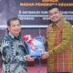WALI Kota Medan Bobby Nasution (kanan) menyerahkan Laporan Keuangan Pemerintah Daerah (LKPD) Pemko Medan Unaudited Tahun Anggaran (TA) 2023 tepat waktu kepada Badan Pemeriksa Keuangan (BPK) RI Perwakilan Provinsi Sumatera Utara di Kantor  BPK Perwakilan Sumut Jalan Imam Bonjol Medan, Jumat (22/3). Waspada/ist