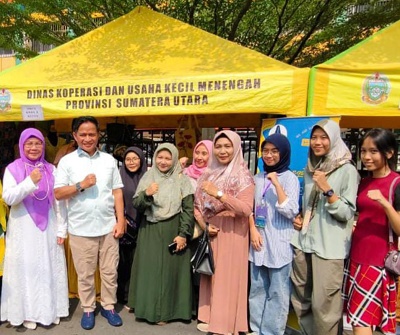 KEPALA SMKN 8 Medan, Wilma Handayani SPd.MSi bersama guru dan siswa poto bersama Pj Gubsu, Hassanuddin serta Kadis P3AKB Provsu Sri Suriani Purnamawati. Waspada/ist