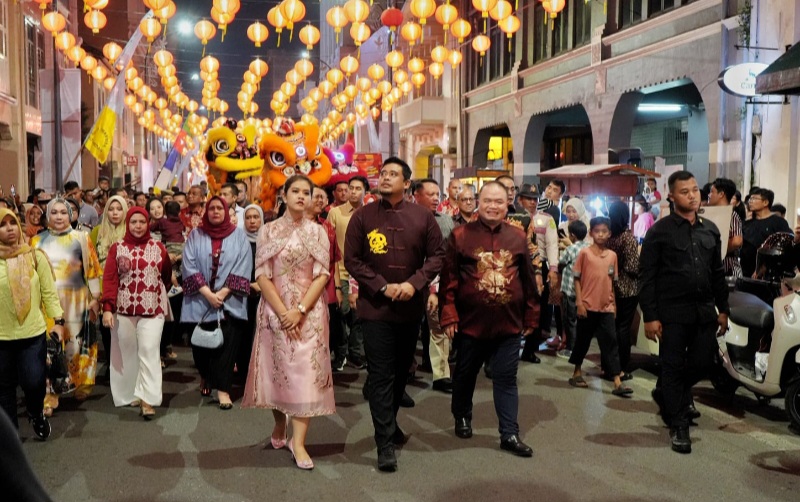 WALI KOTA Medan, Bobby Nasution didampingi Ketua TP PKK Kota Medan, Ny. Kahiyang Ayu M. Bobby Afif Nasution hadir langsung menyaksikan kemeriahan Perayaan Imlek bertajuk Harmoni Imlek Kota Medan 2024 yang diselenggarakan oleh Pemko Medan yang dipusatkan di Jalan A.Yani (Kesawan City Walk), Sabtu (2/3) malam. Waspada/ist