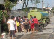 Mobil Tanki Perumda Tirtanadi Distribusikan Air Bersih Gratis Di Jl. Pahlawan