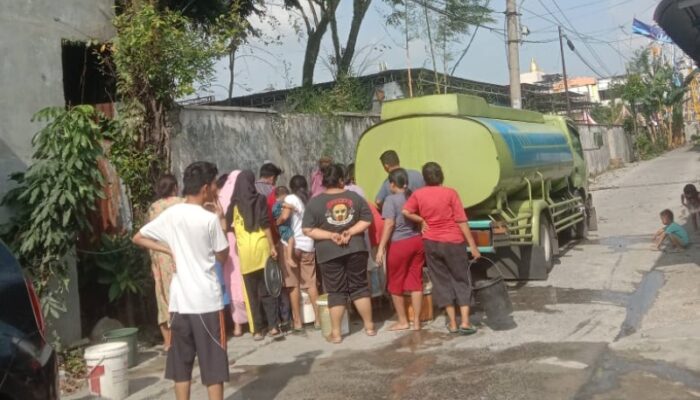 Mobil Tanki Perumda Tirtanadi Distribusikan Air Bersih Gratis Di Jl. Pahlawan