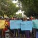 RATUSAN warga Desa Durin Simbelang membawa sejumlah poster yang bertuliskan berantas judi dan Narkoba, tutup usaha galian C yang marak di Pancurbatu saat melakukan aksi demo di depan Mako Polrestabes Medan, Rabu (6/3). Waspada/Andi Aria Tirtayasa