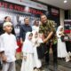 Head of Sales XL Axiata Greater Medan, Horas Lubis menyerahkan santunan untuk anak-anak yatim dan duafa, berupa paket sembako dan uang tunai. Karyawan XL Axiata bersama komunitas jurnalis di Medan menggelar aksi donor darah yang rutin dilaksanakan di kantor Grha XL Medan, Rabu (6/3). Waspada/Ist