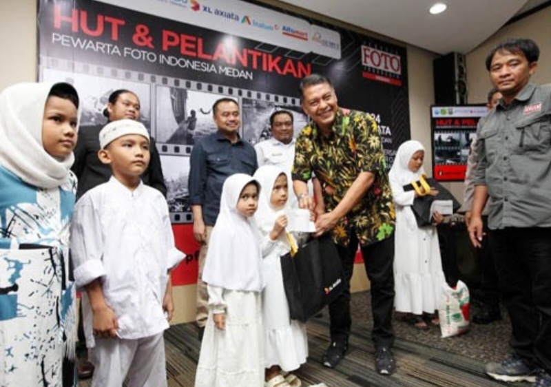 Head of Sales XL Axiata Greater Medan, Horas Lubis menyerahkan santunan untuk anak-anak yatim dan duafa, berupa paket sembako dan uang tunai. Karyawan XL Axiata bersama komunitas jurnalis di Medan menggelar aksi donor darah yang rutin dilaksanakan di kantor Grha XL Medan, Rabu (6/3). Waspada/Ist