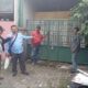 PENGACARA Muhamad Ali Harahap SH, bersama tim ketika berada di depan rumah Jl Menteng VII Gg Cempaka No 10 Medan, yang urung dieksekusi. Waspada/ist
