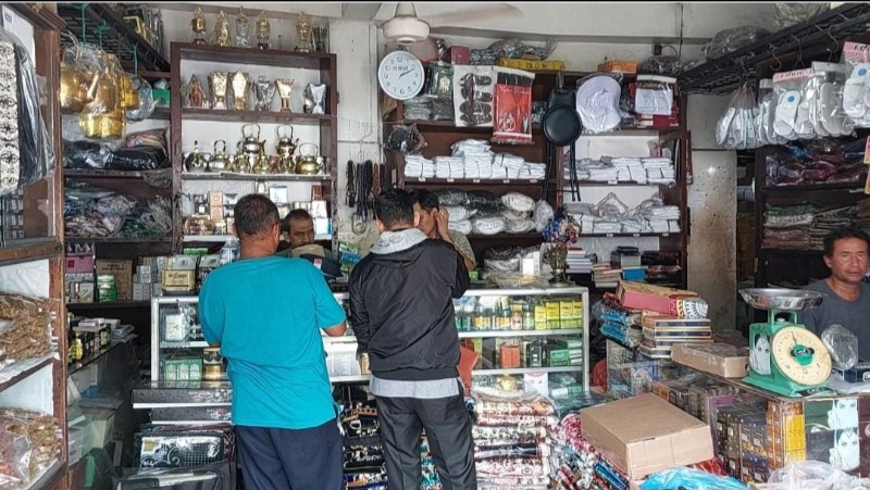 SEJUMLAH pembeli tampak berbelanja di toko Usaha Dagang Zubaidi yang terletak di kawasan pasar Ikan Lama di Jl Perniagaan, Medan, Kamis (7/3). Waspada/ist