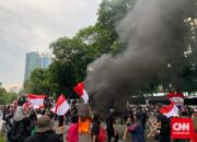 Massa Bakar Ban Di Depan KPU, Tolak Pemilu Curang