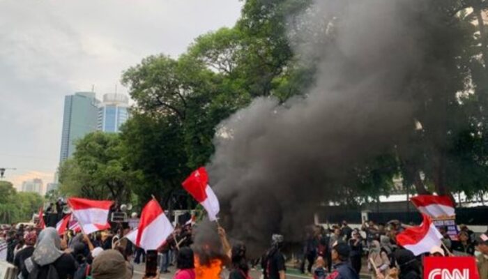 Massa Bakar Ban Di Depan KPU, Tolak Pemilu Curang