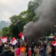 Massa Bakar Ban Di Depan KPU, Tolak Pemilu Curang