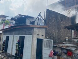Dua Rumah Jalan AR Hakim Terbakar