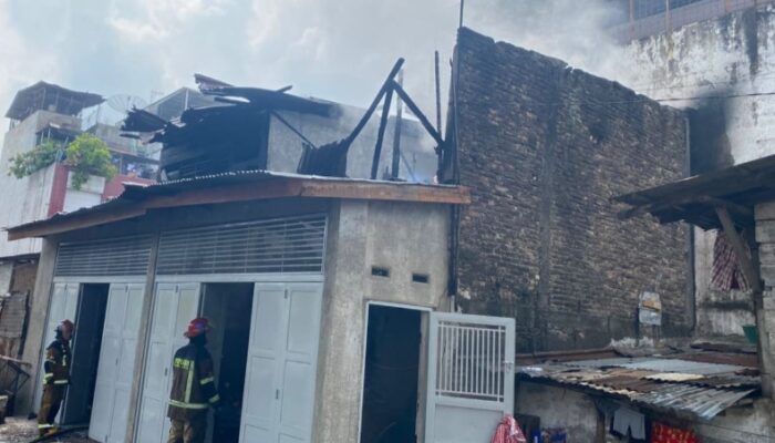 Dua Rumah Jalan AR Hakim Terbakar