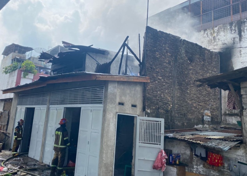 Dua Rumah Jalan AR Hakim Terbakar