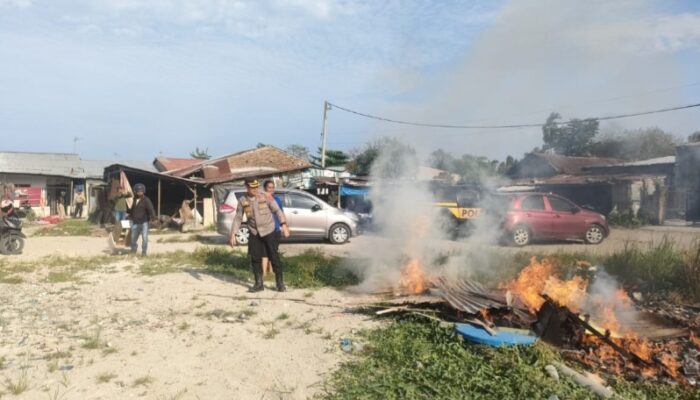 Polsek Percut Seituan Rubuhkan Dan Bakar 3 Barak Narkoba